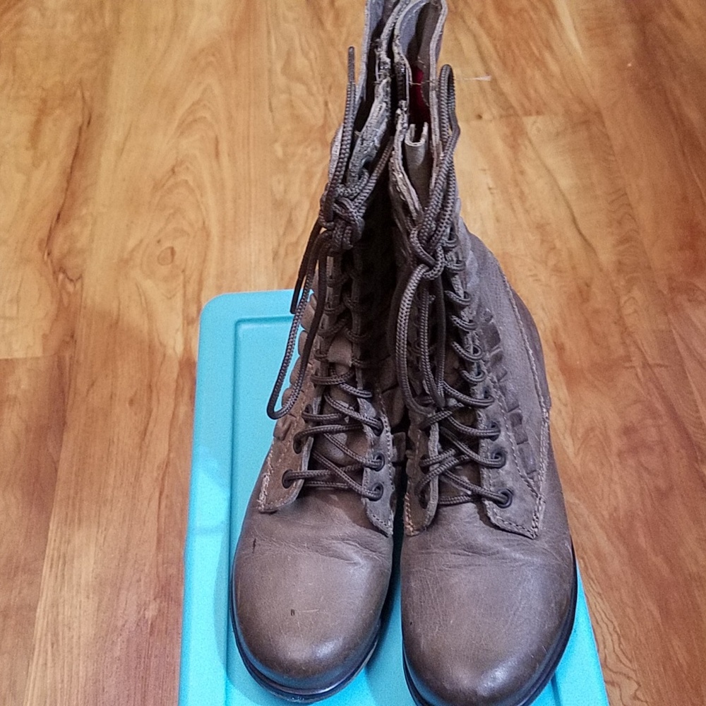 Betsy Johnson Womens lace up leather  boots